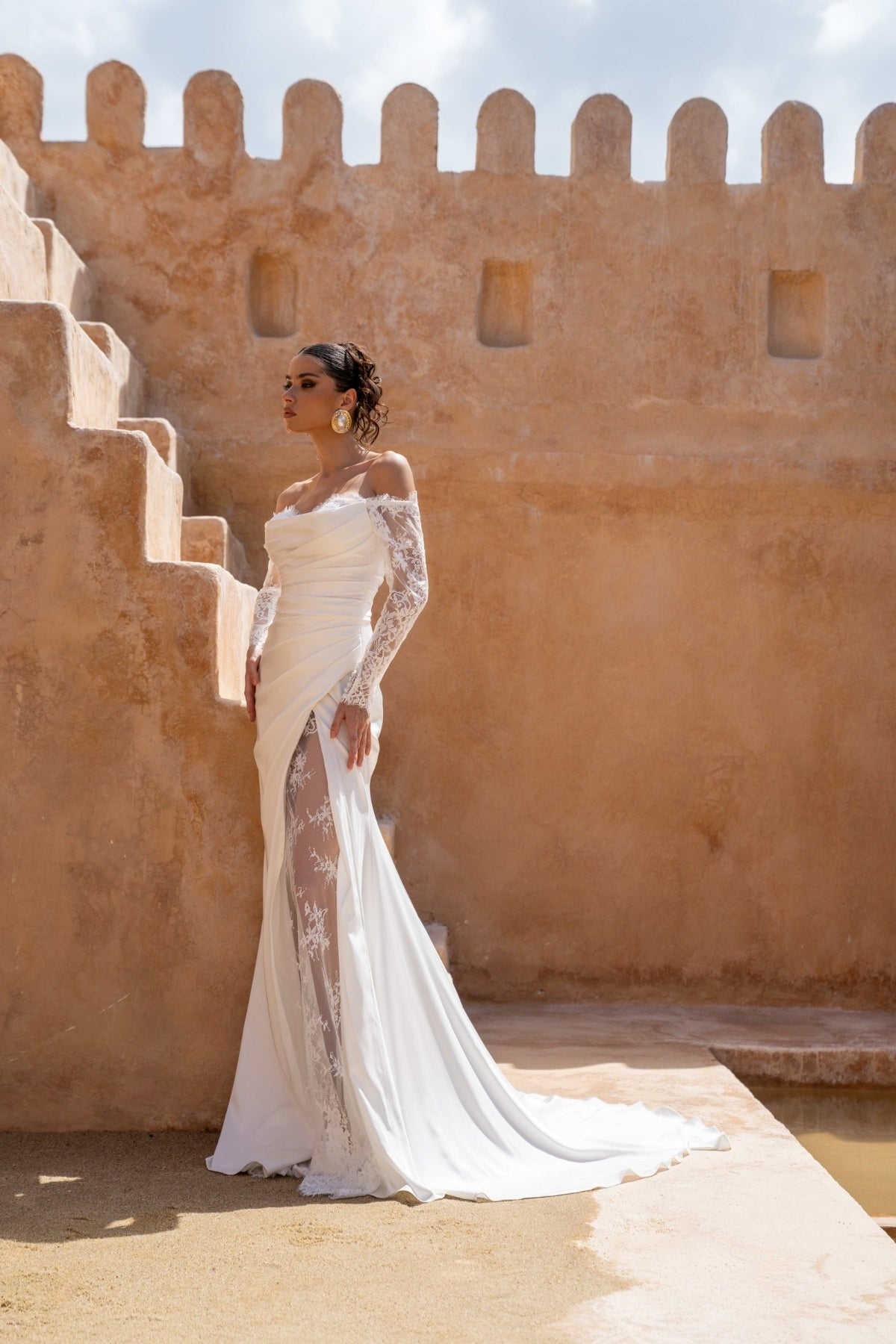 Fitted wedding dress, in plain crepe with lace covering the split. sweetheart neckline, complete with detachable fitted lace sleeves 
